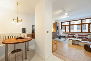 Bekijk alvast de videotour, grondplan en inlichtingen via de Wellimmo-site (documenten).In dit volledig gerenoveerde éénslaapkamerappartement smelten...