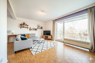 <p><span>Bruxelles.ouest@weinvest.be | 02.315.77.22 |</span></p>
<p><span>Gelegen in een rustige en residentiële straat in Sint-Agatha-Berchem, geniet dit lichtrijke appartement van een ideale ligging in de onmiddellijke nabijheid van het winkelcentrum Basilix, diverse handelszaken en het openbaar vervoer, met een vlotte verbinding naar het centrum van Brussel.</span></p>
<p><span>Het appartement bevindt zich op de 4e verdieping van een goed onderhouden gebouw met lift en profiteert van veel natuurlijke lichtinval, een groene omgeving en een open uitzicht, wat zorgt voor een aangenaam gevoel van ruimte en rust.</span></p>
<p><span>Het appartement bestaat uit een comfortabele leefruimte, één slaapkamer en een terras, ideaal om te genieten van de rustige omgeving. Dankzij de ligging in een rustige straat en de praktische locatie is dit pand perfect geschikt als eerste aankoop of als investering.</span></p>
<p><span>Het pand beschikt over een EPC > E - CO2 : 53 kg/(m².an) - 266 [kWhEP/(m².an)]</span></p>
<p><span>Een mooie opportuniteit in een gegeerde buurt van Sint-Agatha-Berchem. Dit appartement combineert rust, licht en een strategische ligging.</span></p>
<p></p>
<p><span>Zeker een bezoek waard!</span></p>