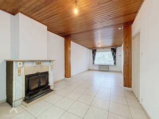 <p>Deze instapklare, op te frissen woning biedt een aangename combinatie van ruimte, comfort en mogelijkheden. Via de inkomhal kom je in de leefruimte met zit- en eethoek. Aansluitend bevindt zich de ruime keuken met extra eetgelegenheid. De badkamer beschikt over een bad/douche, dubbele lavabo en toilet.</p>
<p>Verder is er een garage met wasplaats en een praktische berging. De veranda met apart toilet vormt een aangename extra ruimte en biedt een mooi zicht op de zeer aangename tuin met terras. Achteraan bevindt zich een tweede garage met uitweg, ideaal als extra parkeermogelijkheid, hobbyruimte of bergruimte.</p>
<p>Op de eerste verdieping bevinden zich 2 ruime kamers met mogelijkheid om een derde slaapkamer te maken. De zolderruimte biedt bijkomende mogelijkheden voor opslag.</p>
<p>Een ideale woning voor wie op zoek is naar een solide basis die mits een opfrissing volledig naar eigen smaak kan worden ingericht.</p>
Extra troeven<br /><br />
<ul>
<li>EPC D</li>
<li>2 garages</li>
<li>uitweg achteraan</li>
<li>vlakbij sportcomplex</li>
<li>nabij belangrijke invalswegen, scholen, winkels</li>
<li>instapklaar</li>
</ul>
<br />Deze woning is te koop ZONDER makelaar via het concept van Smart Houses. Wenst u verdere inlichtingen of een bezoek? Contacteer rechtstreeks de eigenaar via 0486/66.82.94