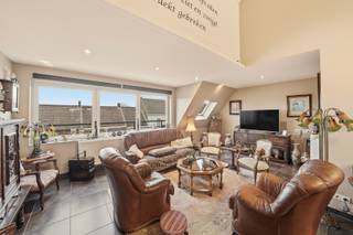 Appartement te koop met levenslange huur - totale huurinkomst: 1.000 euro per maand. <br /><br />In het centrum van Oudenburg bevindt zich dit uitzonderlijk ruim en lichtrijk duplexappartement (bouwjaar 2009), gelegen op de tweede en derde verdieping van een kleinschalige residentie met slechts drie appartementen. Dankzij de lift in het gebouw en de kwalitatieve afwerking geniet u hier van een combinatie van comfort, ruimte en energiezuinigheid (EPC: 161 kWh/m² – B-label).<br /><br />Met een bruikbare vloeroppervlakte van maar liefst 185 m² biedt dit appartement een woonbeleving die zelden te vinden is in centrumligging.<br />De indeling is als volgt:<br /><br />Tweede verdieping:<br />Inkomhal met vestiaire, ruime L-vormige leefruimte (± 44 m²) met open, volledig uitgeruste keuken en toegang tot het eerste terras. Verder een praktische wasplaats, apart toilet, 2 volwaardige slaapkamers en een badkamer met dubbele lavabo en instapdouche.<br /><br />Duplexverdieping:<br />Extra leef-/bureauruimte met aansluitend salon, toegang tot het tweede terras met pergola, derde slaapkamer en bijkomende berging met liftuitloop.<br /><br />Dit appartement wordt verkocht aan een investeerder met het oog op levenslange huur.<br />De huidige bewoonster betaalt € 600/maand, waarbij de verkopers een opleg van € 400/maand voorzien. Hierdoor ontvangt u maandelijks € 1.000 huurinkomsten – een unieke en stabiele investering in een energiezuinig en ruim appartement op topligging.<br /><br />Bel ons op het nummer 059/250 590 voor meer info of een bezoek ter plaatse!<br /><br />Neem voorsprong met een vrijblijvende schatting via:<br />www.residentievastgoed.be/gratisonlineschatten