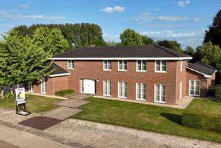 EXCLUSIEF WONEN IN HET HART VAN NEEROETEREN.Stap binnen in deze karaktervolle, luxueus afgewerkte villa en ontdek een oase van rust, ruimte en...