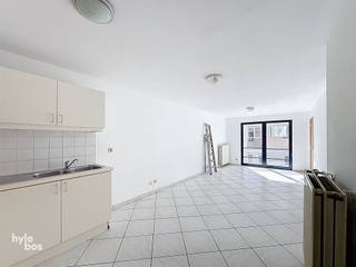 Appartement situé au centre (1er étage) comprenant : hall d'entrée, espace de vie avec cuisine équipée ouverte (plaque vitrocéramique,...