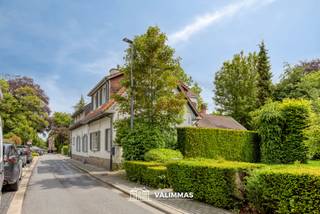VALIMMAS verkoopt nabij het centrum van Asse deze karaktervolle driegevelwoning met mooie tuin....
Het gelijkvloers bestaat uit een inkomhal, een slaapkamer of bureel, een salon met sierschouw, een eetkamer met open haard, een ingerichte keuken, een toilet, en een salon met grote raampartij met zicht op het zonneterras en de tuin. Ideaal georiënteerd naar het zuid-zuidwesten !
De verdieping omvat een overloop met bergkast, twee ruime slaapkamers en een badkamer met ligbad.
De zolder is bereikbaar via een luik en kan dienstig zijn als extra opbergruimte. Er is tevens een kelder beschikbaar.
Degelijke constructie, grondig verbouwd en uitgebreid in 1998, maar interieurs en comfortvoorzieningen wel grondig op te frissen en te moderniseren.
Mooie en residentiële ligging, met alle centrumfuncties binnen wandelafstand: winkels, scholen, bushaltes, park, … . Uitstekende Mobiscore: 8,9/10.