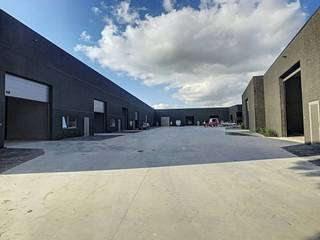 Entrepôt à louer d'environ... m² dans le centre de Woesten. L'entrepôt est situé à 15 minutes de Poperinge et d'Ypres. <br /><br />Spécifications : <br />- Portail sectionnel (4,5 m H x 4 m L) ;<br />- Hauteur libre 7 m ;<br />- Lucarne ;<br />- Isolé <br /><br />De plus, le bâtiment dispose d'une place de parking devant et d'une cour spacieuse pour circuler avec un camion. <br />Bref, un entrepôt neuf de haute qualité, équipé de tous les conforts. <br /><br />Vous recherchez un entrepôt à louer à Woesten ? N'hésitez pas à nous contacter au 056 21 11 11 !