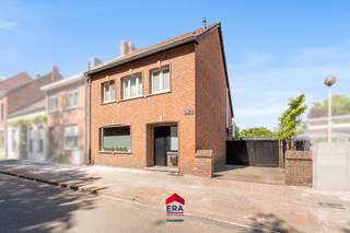 Bent u op zoek naar een instapklare woning met karakter, ruimte én een centrale ligging? Dan is deze charmant gerenoveerde woning in het hart van Meerhout zeker een bezoek waard.<br />De woning werd de voorbije jaren met zorg gerenoveerd en combineert hedendaags comfort met een warme, gezellige uitstraling. U geniet hier van een ruime en praktische indeling. Daarnaast beschikt de woning over een gunstig EPC-label C. <br />Ligging is hier een absolute troef, gelegen in het centrum van Meerhout bevindt u zich op wandelafstand van winkels, scholen en openbaar vervoer. Bovendien zijn belangrijke invalswegen vlot bereikbaar, wat zorgt voor een uitstekende verbinding naar omliggende gemeenten.<br />Extra pluspunt is de aanwezige parkeerplaats, wat het dagelijks comfort alleen maar verhoogt.<br />Troeven op een rij:
<ul><li>Gerenoveerde woning</li><li>Ruime indeling</li><li>3 slaapkamers</li><li>EPC-label C</li><li>Centrale ligging in Meerhout</li><li>Elektriciteit conform</li><li>Eigen parkeerplaats</li><li>Aparte fietsenberging aanwezig</li></ul>
Kortom, een ideale woning voor wie comfortabel en centraal wil wonen in een aangename omgeving.<br />Interesse? Neem vandaag nog contact op voor een bezoek en ontdek zelf de charme van deze woning!