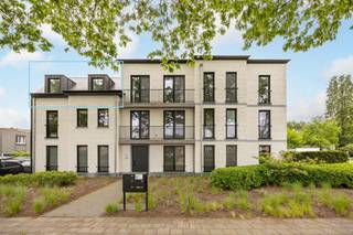 <p><strong>Recent (BJ 2022) 2 slpk app. (86m²) in Oud-Turnhout met o.a. zuidgericht terras, 2 ondergrondse autostaanplaatsen en kelderberging (inbegrepen in vraagprijs) en gunstig EPC A-label (17 kWh/m²). E-peil 10. Elektriciteit conform. <br /></strong></p>
<p><strong>Ligging: </strong>Gelegen net buiten centrum van Oud-Turnhout <span>met openbaar vervoer in nabijheid en goede verbinding naar ring of autostrade.</span><br /><br /><strong>Indeling: </strong>+2: inkomhal, leefruimte met open keuken, berging, badkamer, toilet, 2 slpk.<strong> </strong>Terras.<strong> </strong>-1: 2 autostaanplaatsen, kelderberging.</p>
<p><strong>Beschrijving: </strong>We bereiken dit appartement op de 2de verdieping via de trap of lift. Vanuit de inkomhal komen we in de leefruimte met open keuken. Deze ruimte is voorzien van veel natuurlijke lichtinval. De keuken is volledig geïnstalleerd en heeft aansluitend een berging/wasplaats. Het ruime terras is te betreden via een schuifraam. Vanuit de nachthal is er toegang tot de badkamer, het apart toilet met wastafel en de twee slaapkamers. Het volledige appartement beschikt over grote ramen met dubbel glas en twee zonnepanelen. Alle ruimtes zijn voorzien van ventilatie en het geheel is afgewerkt met een tegelvloer in houtlook. De 2 autostaanplaatsen en kelderberging zijn inbegrepen in de vraagprijs.<br /><span>Het appartement is momenteel verhuurd. Het appartement kan aangekocht worden als investering of voor eigen bewoning, mits inachtname van opzeg van de huurder bij akte, met een opzegtermijn van 6 maanden.</span><br /><br /><span>Troeven van het appartement:<br /></span>- 2 zonnepanelen<br />- Verkoop onder registratierechten<br />- Lift<br />- Ventilatie type D<br />- Vloerverwarming<br />- 2 ondergrondse autostaanplaatsen<br />- 1 kelderberging<br /><br /><br /><span>Ideaal als investering of voor wie op zoek is naar een appartement met alle faciliteiten op wandelafstand. <br /></span><br /><strong><em>Vermeldingen inzake bijzondere infoplicht:</em></strong><em> omgevingsvergunning stedenbouwkundige handelingen uitgereikt, woongebied, geen rechterlijke herstelmaatregel of bestuurlijke maatregel opgelegd of opname in het maatregelenregister, geen voorkooprecht ruimtelijke ordening, geen omgevingsvergunning voor verkavelen van gronden, geen watergevoelig openruimtegebied</em> <br /><br /></p>