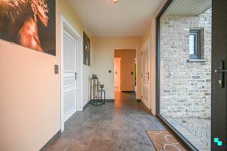 Instapklare, goed onderhouden ééngezinswoning met voormalige praktijkruimte (momenteel ingericht als speelkamer) en aparte ingang. Deze ruime...