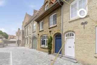 In het historische centrum van Diksmuide bevindt zich deze prachtige vastgoedtopper. Deze charmante woning werd volledig gerenoveerd met...