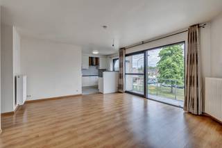 Voor meer info of een bezoek, bel 054 69 39 37 - In het centrum van Denderleeuw bevindt zich dit instapklaar appartement met een...