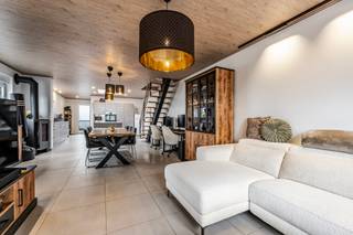 [[ DIT PAND NEEMT DEEL AAN DE ERA OPEN HUIZEN DAG OP 19/9 VAN 11:00 TOT 12:00 ]]<br /><strong>Ligging &amp;amp; Indeling</strong><br />Op zoek naar een verzorgde, instapklare gezinswoning waar u zonder zorgen uw intrek kunt nemen? Maak dan kennis met deze bijzonder nette woning in Groene Briel 1 te Zelzate. Bij binnenkomst wordt u verwelkomd in een lichtrijke leefruimte die mooi aansluit op de open keuken. Deze aangename indeling zorgt voor een ruimtelijk gevoel en vormt de ideale plek om gezellig samen te komen met familie en vrienden.
<p>Verder bevindt zich op het gelijkvloers een moderne badkamer en een praktische, afzonderlijke wasplaats. Alles is netjes onderhouden en klaar voor onmiddellijk gebruik.</p>

<p>Op de eerste verdieping bevinden zich twee slaapkamers. De zolderverdieping werd bovendien ingericht als derde slaapkamer, waardoor de woning perfect geschikt is voor een gezin of voor wie extra ruimte wenst voor een bureau, hobby of logeerkamer.</p>

<p>Achteraan beschikt de woning over een gezellige koer, ideaal om buiten te genieten zonder veel onderhoud. Een absolute troef is de dubbele garage, die niet alleen plaats biedt aan twee wagens maar ook extra bergruimte en praktische mogelijkheden biedt.</p>

<p>Ook technisch biedt deze woning interessante troeven: ze is asbestveilig, beschikt over een conforme elektrische installatie en heeft een EPC-label C.<br /><br /><strong>Troeven</strong></p>

<ul><li><strong>INSTAPKLAAR!</strong></li><li><strong>Asbestveilig</strong></li><li><strong>GEEN renovatieverplichting</strong></li><li><strong>Conforme elektrische keuring</strong></li><li><strong>Dubbele garage</strong></li><li><strong>Aparte wasplaats</strong></li><li><strong>3 slaapkamers</strong></li></ul>
<strong>UW DROOMWONING? ZO GEVONDEN!</strong><br />