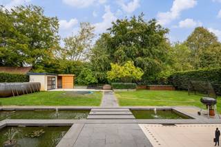 <strong>Eigentijdse villa op ca. 1.246 m² in een fijne woonwijk gelegen te Brasschaat!</strong><br /><br /><strong>Gelegen in de geliefde Bloemaard, een rustige en bijzonder aangename buurt in Brasschaat. Deze straten staan bekend om hun groene omgeving, het veilige karakter en de prettige woonbeleving. Een echte toplocatie waar wonen gelijkstaat aan genieten van rust en comfort, met alle voorzieningen binnen handbereik.</strong><br /><br /><strong>De gelijkvloerse verdieping:</strong><br />- Een <strong>inkomhal </strong>op tegelvloer met vestiaire, gastentoilet en handenwasser<br />- Een <strong>woonkamer </strong>op tegel met <strong>gashaard </strong>en aanpalende <strong>eetkamer</strong>, <strong>grote raampartijen</strong> met zicht op de tuin en schuifraam naar het terras<br />- Een <strong>leefkeuken </strong>met centraal <strong>kookeiland</strong>, inbouwtoestellen (Pelgrim oven, kookvuur, dampkap, dubbele lavabo, vaatwasser), ontbijthoek met schuifraam naar het terras en overvloedig lichtinval<br />- Een <strong>bijkeuken </strong>met aansluiting voor wasapparatuur, lavabo, ingemaakte kasten en deur naar de tuin (tweede ingang)<br />- Een <strong>inpandige garage</strong> met dubbele sectionaalpoort, extra aansluitingen voor wasapparatuur, ingemaakte kasten<br />- Een ondergrondse <strong>kelder </strong>ideaal als extra bergruimte met toegangsdeur en trap naar de begane grond<br /><br /><strong>De eerste verdieping:</strong><br />- Middels glazen trap naar een nachthal op laminaat <br />- Een <strong>hoofdslaapkamer </strong>op laminaat, schuifraam naar het dakterras <br />- Een aanpalende <strong>hoofdbadkamer </strong>met dubbele lavabo, ligbad, inloopdouche, toilet en bidet<br />- Een <strong>tweede en derde slaapkamer </strong>eveneens op laminaat<br />- Een <strong>douchekamer </strong>met inloopdouche, lavabo en toilet<br /><br /><strong>De tweede verdieping:</strong><br />- <strong>Polyvalente ruimte</strong> op laminaat, momenteel ingericht als fitness<br />- <strong>Berging </strong>die fungeert als extra dressing<br />- <strong>Technische ruimte</strong> met o.a. de verwarmingsketel (Vaillant)<br /><br /><strong>De tuin:</strong><br />- <strong>Meerdere terrassen</strong><br />- Een volledig <strong>omheinde </strong>noordoost georiënteerde tuin met automatische poort<br />- <strong>Vijver</strong><br /><strong>- Fietsen -en en tuinberging</strong><br /><strong>- Sproei-installatie</strong><br /><br /><strong>Algemeen</strong><br />- Verwarming op gas d.m.v. <strong>radiatoren</strong> en <strong>vloerverwarming<br /></strong>- blanco elektriciteitsattest<br />- <strong>Airconditioning </strong>in de hoofdslaapkamer<br /><strong>- Elektrische zonneschermen</strong><br />- <strong>Alarmsysteem </strong>aanwezig<br />- <strong>Zonnepanelen </strong>aanwezig<br />- <strong>Videofonie</strong><br /><strong>- Vlotte en logische indeling</strong><br />- <strong>Instapklaar</strong>, met oog voor degelijk onderhoud<br /><strong>- Meubels zijn ter overname</strong><br />- Gelegen in één van de <strong>rustigste </strong>en <strong>fijnste residentiële wijken </strong>in Brasschaat, in de nabijheid van <strong>beschermde natuurgebieden</strong>, op <strong>fietsafstanden van scholen</strong><br />- Goede verhouding van het perceel met <strong>mooie straatbreedte</strong>