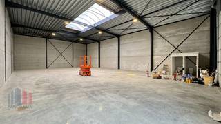 Nieuwbouw KMO-unit met een oppervlakte van 338 m² te huur, uitstekend gelegen nabij de bedrijvige Assesteenweg met een vlotte verbinding naar de...