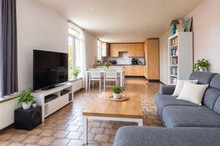 Dit ruime duplex-appartement is gelegen op wandelafstand van de Kioskplaats, het centrum van Hoboken. In de onmiddellijke omgeving vindt u tal van winkels, scholen, openbaar vervoer en horecazaken. Dankzij de centrale ligging zijn ook het centrum van Antwerpen en de belangrijkste invalswegen en snelwegen vlot bereikbaar. Dit duplex-appartement biedt maar liefst 130 m² bewoonbare oppervlakte, verdeeld over het gelijkvloers en de 1ste verdieping van de achterbouw van een kleinschalig gebouw. Het appartement is op te frissen en biedt tal van mogelijkheden. Via de inkomhal bereikt u achteraan het gebouw het appartement. Dankzij de ligging in de achterbouw geniet u hier van een rustige woonomgeving, weg van het straatgeluid.<br />Bij het binnenkomen komt u terecht in een leefruimte met eetplaats en een open keuken. Via de interne draaitrap bereikt u de 1ste verdieping. De nachthal geeft toegang tot de alle ruimtes. Hier bevinden zich 3 slaapkamers en een badkamer, uitgerust met een ligbad, wastafel en WC.<br />Een troef is de tuin, die aansluit op het appartement. Hier kunt u heerlijk genieten van het buitenleven of gezellig samenkomen tijdens zonnige dagen. Daarnaast beschikt het appartement nog over een kelder.<br />Bent u op zoek naar een ruim appartement met 3 slaapkamers, een tuin en een rustige ligging? Dan is dit duplex-appartement zeker een bezoek waard!<br />EPC: Label C - P & G-score B & A - Stedenbouw: Vg-Wg-Gmo-Gvkr-Gvv<br />Mis deze kans niet en bel ons via 03 233 33 00 of info@walls.be.