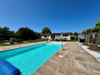 <p><span>Stijlvol wonen in een kindvriendelijke omgeving – Nachtegaallaan 71, Dilsen-Stokkem</span></p><p><span> </span></p><p><span>In een rustige, kindvriendelijke buurt, met zelfs een charmant speeltuintje in de straat, wacht deze gerenoveerde gezinswoning op haar nieuwe bewoners. Met een bewoonbare oppervlakte van maar liefst 250 m² en een perceel van 13 are combineert ze ruimte, comfort en luxe op een mooie manier.</span></p><p><span> </span></p><p><span>De voorbije jaren onderging de woning een grondige renovatie waarbij werkelijk elk belangrijk punt werd aangepakt. Het resultaat mag gezien worden. Denk hierbij aan een splinternieuwe keuken en badkamer, vernieuwde dakbedekking, een verwarmd zoutwaterzwembad en hedendaags comfort zoals airco, pelletkachel, alarminstallatie en camerabewaking.</span></p><p><span> </span></p><p><span>Deze ruime woning beschikt over een erg praktische en vooral lichtrijke indeling. Zo vormt de inkomhal het centrale punt van de woning. Ze biedt toegang tot een eerste slaapkamer, ideaal als logeerkamer, thuiskantoor of zelfs praktijkruimte. De woonkamer, eetkamer en keuken vloeien naadloos in elkaar over en genieten van veel natuurlijk licht. De nieuwe, volledig uitgeruste Amerikaanse keuken ademt pure luxe en biedt een prachtig uitzicht op de tuin en het zwembad.</span></p><p><span> </span></p><p><span>Aansluitend bevindt zich een tweede slaapkamer, momenteel ingericht als hobbyruimte en de inpandige garage. Van hieruit heeft u ook toegang tot de kelder.</span></p><p><span> </span></p><p><span>De overige twee slaapkamers zijn voorzien van ingebouwde kasten en airconditioning. De gloednieuwe badkamer is een parel op zich, uitgerust met een ruime inloopdouche, vrijstaand ligbad, dubbele wastafel en een tweede toilet. Een apart gastentoilet is eveneens aanwezig.</span></p><p><span> </span></p><p><span>De volledig aangelegde tuin biedt verschillende zit- en ontspanningsplekken en vormt samen met het verwarmde zoutwaterzwembad het perfecte decor voor lange zomerdagen.</span></p><p><span> </span></p><p><span>Pluspunten op een rij:</span></p><ul><li><span>Perceeloppervlakte van 13a en bewoonbare oppervlakte van 250 m²</span></li><li><span>Gerenoveerd en instapklaar</span></li><li><span>Nieuwe dakbedekking</span></li><li><span>Splinternieuwe, volledig uitgeruste keuken</span></li><li><span>Nieuwe luxueuze badkamer met inloopdouche en vrijstaand bad</span></li><li><span>4 ruime slaapkamers, waarvan 2 met ingebouwde kasten</span></li><li><span>Verwarmd zoutwaterzwembad</span></li><li><span>Airconditioning, pelletkachel en stookolie-installatie</span></li><li><span>Alarminstallatie en camerabewaking</span></li><li><span>20 zonnepanelen (6.400 kWh)</span></li><li><span>Kindvriendelijke omgeving met speeltuin in de straat</span></li></ul><p><span>Interesse?</span></p><p><span>Laat deze unieke kans niet aan u voorbijgaan en plan vandaag nog een bezoek.</span></p><p><span>Neem contact op met Robin voor een bezichtiging via robin@jemar.be of op 0484.35.73.08.</span></p><p><span> </span></p>