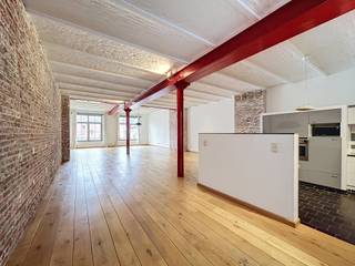 <p>Au cœur de Bruxelles, à deux pas de Sainte-Catherine, se cache un lieu hors du commun. Derrière une discrète ruelle se dévoile un remarquable îlot urbain issu de la reconversion d'anciennes manufactures en lofts authentiques, mêlant caractère industriel et confort contemporain.</p>
<p>Dès l'entrée, les volumes impressionnent : vastes espaces de vie, hauteurs sous plafond généreuses, larges baies vitrées aux finitions industrielles, poutres métalliques apparentes... Un véritable loft, dans toute sa définition. Les photos parlent d'elles-mêmes.</p>
<p>Situé au deuxième étage de la résidence, l'appartement développe une configuration aussi originale que confortable. Il se compose d'un spacieux hall d'entrée, d'une cuisine entièrement équipée, d'un vaste espace de réception baigné de lumière, d'une chambre fermée, d'un second espace nuit ouvert, d'une salle de bain avec douche aux dimensions exceptionnelles, d'une buanderie ainsi que d'une cave privative.</p>
<p>Le quartier Sainte-Catherine et les Quais figurent parmi les secteurs les plus vivants et recherchés de la capitale. Restaurants tendance, cafés, commerces de proximité, espaces culturels et promenades urbaines rythment le quotidien. Côté mobilité, les stations de métro Sainte-Catherine (lignes 1 et 5) et Yser (lignes 2 et 6), le tram 51 ainsi que de nombreuses lignes de bus permettent de rejoindre facilement tous les quartiers de Bruxelles.</p>
<p></p>
<p>Emplacement de parking: 150€</p>
<p>Charges : 125 €/mois (provision pour l'entretien et le nettoyage des communs).<br />Compteurs individuels pour l'eau, le gaz et l'électricité.</p>
<p>PEB : D-<br />Consommation énergétique : 206 kWh/m²/an<br />Référence : 20220822-0000619125-01-5</p>