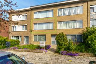 <p>Interesse in dit pand? Neem voor bijkomende informatie of het maken van een afspraak rechtstreeks contact op met Dimitry Van Hinsbergh via <strong>+32 493 37 27 43</strong> of <strong>dimitry@copandi.be</strong>.</p><p></p><p>Gelegen in een rustige en aangename woonwijk in Merksem bevindt zich dit verzorgd tweeslaapkamerappartement op de eerste verdieping van een kleinschalig gebouw. Dankzij de grote raampartijen geniet de ruime leefruimte van veel natuurlijk licht, wat zorgt voor een open en uitnodigende sfeer.</p><p></p><p>Aansluitend bevindt zich de praktische keuken met toegang tot een gezellig terras waar u in alle rust kunt genieten van de namiddag- en avondzon. Het appartement beschikt verder over twee volwaardige slaapkamers met mooie oppervlaktes en een badkamer uitgerust met douche, toilet en wastafel.</p><p></p><p>Extra troeven zijn de conforme dakisolatie, de gunstige EPC-score B en de private kelderberging die extra opslagruimte biedt.</p><p></p><p>De ligging in de Paasbloemstraat combineert rustig wonen met een vlotte bereikbaarheid. Winkels, openbaar vervoer, scholen en belangrijke invalswegen bevinden zich in de nabije omgeving, wat zorgt voor een aangename en praktische woonomgeving.</p>