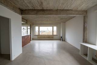 Centraal gelegen loft met prachtig uitzicht over de stad Antwerpen! Deze loft bevindt zich op de 6de verdieping van residentie ‘Windekind’ en ligt op wandelafstand van winkels en openbaar vervoer.<br /><br />Het appartement met betonvloer is ingedeeld als volgt: inkomhal, lichtrijke woonkamer, volledig ingerichte keuken met kasten en toestellen (waaronder kookfornuis, oven, koelkast, spoelbak en vaatwasser), twee ruime slaapkamers en een ingerichte badkamer met ligbad/douche, dubbele lavabo en aansluiting voor was- en droogkast.<br /><br />Algemene onkosten bedragen 250 euro / maand (INCL. provisie verwarming, privatief waterverbruik, poetsen gemene delen, onderhoud lift, onderhoud tuin, ...)! <br /><br />Als extra troeven beschikt het appartement over een overdekte parkeerplaats en een gemeenschappelijke tuin.