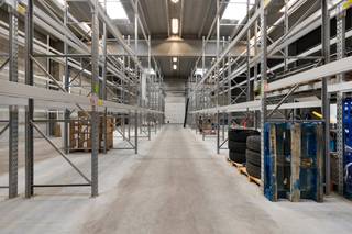 Are you looking for a ready-to-move-in warehouse with excellent accessibility? Discover this building at Legeweg 165:Area: 788 m² with polished concrete floor. Clear height of 5.1 m (6.4 m ridge).Sectional gate (4m x 4.2 m) and motive power (380V) available. Extra: heated and equipped with a skylight.Rental conditions:*Guarantee: 3 months*Property tax: borne by the tenant*Available: Immediately availableInterested? Contact us today for a viewing.