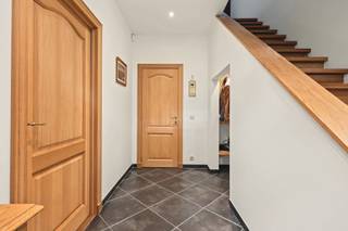Heerlijk wonen met zicht op blijvend groen. Zo kan je kort samenvatten wat wonen in deze volledig gerenoveerde woning inhoudt.<br />In 2013 werd deze woning op enkele muren na volledig vernieuwd en werd er gekozen voor duurzame en kwalitatieve materialen. Dit maakt dat de woning dan ook instapklaar is. De aantrekkelijke voorgevel nodigt je meteen ook uit om de woning verder te ontdekken.<br /><br />Vanuit de ruime inkomhal met vestiaire en gastentoilet kom je in de leefruimte. Deze bestaat uit twee delen, een zithoek op een massieve en originele parket met houtkachel met rondom een imposante schouw. De eetkamer gaat dan weer naadloos over in de open keuken waar het heerlijk koken is met zicht op de tuin. De keuken zelf is volledig geïnstalleerd en voorzien van gasvuur, vaatwasser, oven, combi-oven en ingebouwde koelkast. Vanuit de leefruimte kan je eveneens naar een ruimte welke momenteel is ingericht als bureau maar eveneens kan dienen als slaapkamer op het gelijkvloers én bovendien een eigen douchekamer heeft. Het grote raam met open zicht op de tuin en achterliggend bos zorgt dan ook voor instant rustgevoel. Deze ruimte met de keuken en eetkamer genieten tevens van vloerverwarming. <br /><br />Op het verdiep welke geniet van een nachthal met ingemaakte kasten vinden we een eerste kamer terug welke kan dienen als bureau of dressing, een eerste slaapkamer en badkamer voorzien van ligbad, inloopdouche, dubbel wasmeubel en toilet. Op het einde van de nachthal kom je in de masterbedroom welke tot in de nok opengemaakt is. <br /><br />Terug op het gelijkvloers vinden we nog een ruime garage terug met automatische poort waar ook alle nutsvoorzieningen binnenkomen. Vanuit de garage kan je tevens ook makkelijk naar het terras op een blauwe steen. <br /><br />De tuin welke grenst aan een prachtig parkdomein zorgt ervoor dat je heerlijk kan gieten van de rust en het groen. In de tuin is er eveneens een eiken tuinhuis als een tweede tuinhuis met diverse mogelijkheden. Momenteel ingericht als garage maar kan perfect omgevormd worden tot poolhouse of andere ruimte. <br />Naast de woning is er tevens nog een kwalitatieve eiken carport voorzien. <br /><br />Met andere woorden een instapklare woning met verschillende pluspunten. Maak een afspraak en laat de woning zelf u overtuigen.