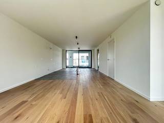 Residentie Bel-Ford met een unieke ligging in het bruisende stadscentrum van Roeselare op wandelafstand van de winkelstraten, het station, de Grote Markt en het De Coninckplein.<br />Het project bestaat uit 3 residentiële appartementsgebouwen met centraal een groen binnenplein die de Wortelstraat, Hendrik Consciencestraat en Sint-Amandsstraat met elkaar verbindt. De duurzame, afgewerkte appartementen met grote raampartijen bieden een prachtig uitzicht over het groene binnenplein en verschillende stadsdelen.<br />Het appartement heeft volgende indeling: inkom met gastentoilet, lichtrijke leefruimte met open keuken ingericht met duurzame materialen en kwalitatieve toestellen, 3 slaapkamers, 2 badkamers, bergruimte en 3 terrassen van 9,5 m², 4,5 m² en 7,5 m². Tevens is er ook gelegenheid om ondergronds te parkeren. <br /><br />Aankoop mogelijk onder 6% BTW!<br /><br />Voor meer informatie contacteer Voor meer informatie contacteer Imani op het nummer 0478 26 26 36