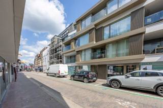 Dit stijlvolle appartement bevindt zich op de derde verdieping van residentie City Gardens, centraal gelegen in de Stormestraat te Waregem...