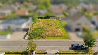 <p><strong>Bent u op zoek naar de ideale locatie om uw droomwoning te realiseren? Dan verdient deze prachtig gelegen bouwgrond absoluut uw aandacht.</strong></p><p><strong>Met een perceeloppervlakte van 800 m² biedt deze bouwgrond u alle ruimte om een woning te creëren die volledig aansluit bij uw woonwensen, levensstijl en toekomstplannen. De grond is gelegen in een rustige, residentiële omgeving met een aangename woonkwaliteit, terwijl winkels, scholen, openbaar vervoer en belangrijke invalswegen zich op korte afstand bevinden.</strong></p><p><strong>Dankzij de ligging in woongebied én binnen een vergunde residentiële verkaveling beschikt u over een duidelijk stedenbouwkundig kader, zodat u met vertrouwen uw bouwproject kunt voorbereiden.</strong></p><p><strong>Een bouwgrond op een aantrekkelijke locatie is vandaag een zeldzame opportuniteit. Bent u op zoek naar een perceel waar u zonder compromissen uw toekomst kunt uitbouwen? Dan nodigen wij u graag uit om deze unieke kans zelf te ontdekken.</strong></p><p><strong>De verkavelings- en stedenbouwkundige voorschriften zijn eenvoudig verkrijgbaar op verzoek, zodat u zich vooraf een volledig beeld kunt vormen van de bouwmogelijkheden.</strong></p><p><strong>Interesse?</strong></p>