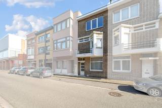 In deze karaktervolle art deco woning werden nog de originele elementen behouden zoals houten trap welke volledig doorloopt tot boven,...