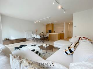 Prachtig en stijlvol gerenoveerd 2 slaapkamer appartement gelegen op de iconische Lippenslaan te Knokke nabij de zeedijk. Het appartement omvat: inkomhall met afzonderlijk toilet, ruime living/woonkamer met toegang tot westgericht zonneterras, open keuken met een werkblad in travertin. Masterbedroom met ensuite ruime badkamer met inloopdouche en lavabo, alsook aansluiting voor wasmachine en droogkast. Tweede slaapkamer met ensuite inloopdouche en lavabo. Beide slaapkamers worden voorzien met ingemaakte kasten. Alle ramen in het appartement zijn volledig vernieuwd. <br /><br />Mogelijkheid tot het huren van een autostaanplaats (160€/maand) in dezelfde residentie.<br /><br />Huurprijs 1600 euro/maand<br />vaste kosten 85 euro/maand<br /><br />Aarzel niet om ons te contacteren voor meer info: tel. : 050 62 44 14 of via Knokke@immax.be