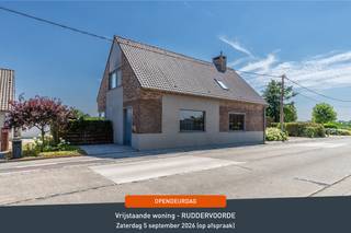 <p><strong><u>OPENDEURDAG OP ZATERDAG 5 SEPTEMBER 2026 ( op afspraak)</u></strong><br /><br />U kunt een BOD uitbrengen op deze woning, rekening houdend met de AANVANGSPRIJS van <strong><u>€ 475.000,00 </u></strong>elk hoger BOD wordt voorgelegd aan de eigenaars die al dan niet kunnen ingaan op dit aanbod.<br /><br />Gelegen in het charmante Ruddervoorde, aan de Torhoutsestraat, vindt u dit stijlvolle <strong>huis dat in 2005 is gebouwd</strong> en <strong>in 2020 met zorg is gerenoveerd.</strong> De woning biedt een moderne en frisse uitstraling, perfect voor wie op zoek is naar een instapklare leefruimte in een rustige omgeving. Met een perceeloppervlakte van<strong> 455 m² en een bewoonbare oppervlakte van 203 m²</strong> heeft u volop mogelijkheden om te genieten van de buitenruimte, terwijl het interieur functioneel is ingedeeld. Binnenin het huis bevinden zich <strong>drie mooie slaapkamers,</strong> elk ontworpen met het oog op rust en ontspanning. <strong>De sfeervolle badkamer met ligbad en douche , toilet en wastafel in meubel bieden U alle comfort</strong>. De open keuken biedt een ideale plek om te koken en te ontspannen met een ruimte voorzien als bureau. Met parkeerplaatsen is dit pand ook praktisch voor bewoners met een auto. Deze woning is niet alleen een fijn thuiskomst, maar ook een plek waar u volop kunt genieten van een zorgeloos leven in een warme en uitnodigende omgeving. <strong>Energielabel B</strong>.<strong> Boorputwater en regenwater aanwezig</strong>.<br /><br /><strong><u>Gelijkvloers:</u></strong></p>
<ul>
<li><strong>Inkomhal met apart toilet;</strong></li>
<li><strong>Ruimte voor vestiairekast;</strong></li>
<li><strong>Lichtrijke leefruimte met prachtig zicht op de tuin;</strong></li>
<li><strong>Volledig ingerichte keuken met alle toestellen;</strong></li>
<li><strong>Ruimte voorzien als bureau;</strong></li>
<li><strong>Praktische berging aan de keuken waar er mogelijkheid is om een ingebouwde frigo/koelcel te voorzien;</strong></li>
<li><strong>Wasplaats/berging met achterdeur;</strong></li>
<li><strong>Dubbele carport en oprit ideaal om meerdere wagens te parkeren;</strong></li>
<li>Prachtige terras van <strong>48 vierkante meter</strong> & tuin met mooie uitzichten;</li>
<li>Leuke vijver in het terras;</li>
<li><strong>Overkapping met buitenbar</strong> dit is ideaal voor deze warme zomers.</li>
</ul>
<strong><u>Eerste verdieping:</u></strong>
<ul>
<li>3 mooie slaapkamers <strong>(21,28 m² & 13 m² & 12,45 m²)</strong>; </li>
<li>Dressing;</li>
<li>Mooie Badkamer met Douche en ligbad, wastafel in meubel en toilet.</li>
</ul>
<strong><u>Troeven:</u></strong>
<ul>
<li><strong><u>16 zonnepanelen;</u></strong></li>
<li><strong><u>Asbestveilig;</u></strong></li>
<li><strong><u>Boorputwater en regenwater aanwezig;</u></strong></li>
<li><strong><u>Energielabel B;</u></strong></li>
<li><strong><u>In 2020 gerenoveerd;</u></strong></li>
<li><strong>Aircosysteem aanwezig in de slaapkamer en de leefruimte.</strong></li>
</ul>
<br />Meer informatie of een bezoek aan deze INSTAPKLARE WONING? Contacteer ons via: oostkamp@caenen.be