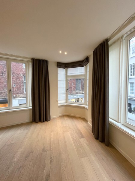 Instapklaar 2-slaapkamer appartement in hartje Kortrijk! - foto 4