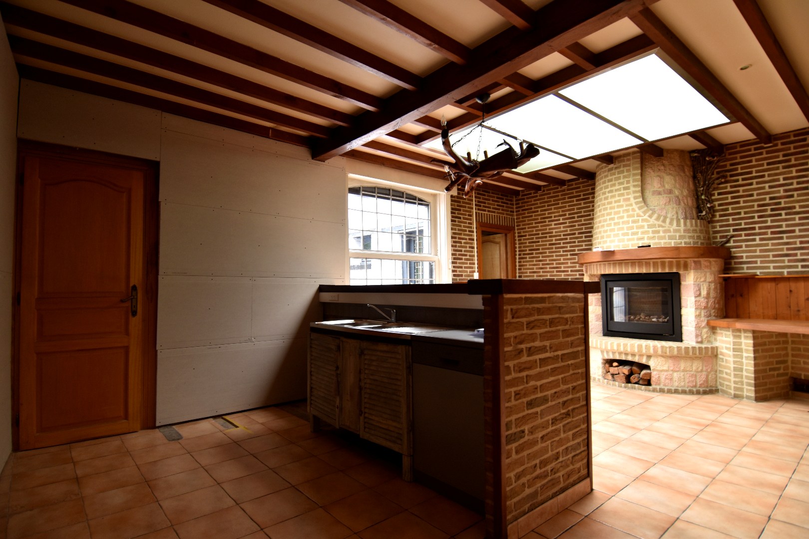 Te renoveren woning met 3 slaapkamers mét uitweg, ruime zolder en zonnig terras te koop in hartje Rekkem - foto 4