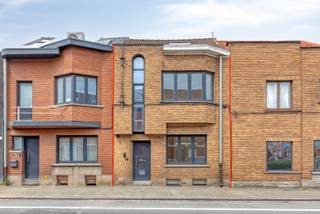 Deze instapklare woning in Zaventem is de perfecte plek voor iemand die op zoek is naar een compacte en gezellige woning. De woning heeft 2 slaapkamers en is juist opgefrist naar de huidige normen. Electriciteit conform en EPC B <br /><br />Gelijkvloers: omvat een inkomhal, leefruimte, eetplaats, keuken en toegang naar een gezellige koer.<br />Eerste verdieping: 1 slaapkamer, badkamer, inbouwdressing en wc + een vaste trap naar de tweede verdieping, waar we een grote slaapkamer vinden met een berging die eventueel als kamer kan ingericht worden.<br /><br /><br />Cette maison prête à emménager à Zaventem est l'endroit idéal pour ceux qui recherchent un logement compact et chaleureux. La maison compte 2 chambres et vient d'être rénovée selon les normes actuelles. Installation électrique conforme et certificat de performance énergétique (EPC) de classe B.<br /><br />Rez-de-chaussée : comprend un hall d'entrée, un salon, une salle à manger, une cuisine et un accès à une cour agréable.<br />Premier étage : 1 chambre, une salle de bains, un dressing intégré et des toilettes + un escalier fixe menant au deuxième étage, où se trouve une grande chambre avec un débarras pouvant éventuellement être aménagé en chambre.