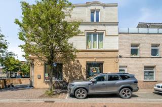 <span><span>Wonen en werken in hartje stad, wat een ideale combinatie. Het gebouw is gelegen aan een heringericht plein, tussen de 2 drukste straten, op 1300 meter van het strand en de Noordzee. Hier een mix van bewoners, dagjesmensen en toeristen. Dankzij de hoekligging, de grote raampartijen en de zichtbaarheid vanaf het plein, profiteert de zaak van veel passanten. Die bovendien in de omgeving gratis kunnen parkeren. De ruimte beschikt over circa 45 m<sup>2</sup> incl. prof. keuken en heeft een praktische indeling, alsook een open uitstraling. Bovendien beschikt men over een jaarlijkse vergunning voor een aantrekkelijk terras (vanaf maart t.e.m. september), waar gasten kunnen genieten van de levendige sfeer en de charme van een buitenbeleving.<br /><br />Op de 1° verdieping treft men een privaat dakterras, de open leefkeuken met eetplaats, living en een badkamer. Op de 2° verdieping zijn er 3 slaapkamers. Surplus nog een zolder nuttig voor stockage of extra (speel-)kamer.<br /><br /><u>Enkele troeven:</u><br /><strong>· </strong>Naar eigen keuze, beschikbaar bij akte, of de uitbater huurt aan U;<br /><strong>·</strong> <strong>10 zonnepanelen</strong> geplaatst in 2025 &amp; goedgekeurd door Vinçotte;<br /><strong>·</strong> Polyvalente horeca, praktijk of handelsruimte, met aparte toegang;<br /><strong>· Gerenoveerd</strong> in 2012 en Vaillant ketel vervangen in 2024;<br /><strong>· </strong>Terras gelijkvloers, en privaat dakterras;<br /><strong>· </strong>Gunstig energielabel &amp; asbestveilig;<br /><strong>· </strong>Aankoop mogelijk aan gemengd tarief (12% voor het handelsgelijkvloers &amp; 2% voor het woongedeelte);<br /><strong>· </strong>Ideale combinatie van wonen en werken.<br /><br />Kortom, een zeldzame kans om een horecabedrijf over te nemen met instapklare woonst.  Bent u nieuwsgierig geworden na het zien van de foto’s en het lezen van de tekst ? Neemt u dan even contact op met Diksimmo <strong>051 50 11 51</strong> of mail naar diksmuide@diksimmo.be.  We laten u graag dit unieke object zien.</span></span>
