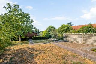 Op zoek naar een comfortabele woning op een centrale ligging? Deze aangename woning bevindt zich in het centrum van Wachtebeke, met winkels, scholen en openbaar vervoer vlakbij.De woning beschikt over een ruime en lichtrijke leefruimte die aansluit op de keuken. Daarnaast is er een handige berging aanwezig, ideaal als extra opslagruimte.Op de verdieping bevind zich een bijzonder ruime master bedroom. Op het gelijkvloers bevindt zich dan de gerenoveerde badkamer die het nodige comfort biedt en alsook nog een slaapkamer. Verder is de woning uitgerust met centrale verwarming op gas.Ook buiten heeft deze woning heel wat te bieden. De ruime en mooi aangelegde, zuidgerichte tuin vormt de ideale plek om volop van de zon te genieten. Dankzij de oprit en garage met elektrische poort beschikt u bovendien over voldoende parkeergelegenheid en extra opbergruimte.Een ideale woning voor starters, koppels of een klein gezin die centraal willen wonen met alle comfort binnen handbereik.Interesse in deze woning te koop in Wachtebeke? Contacteer luna@immobeguin.be