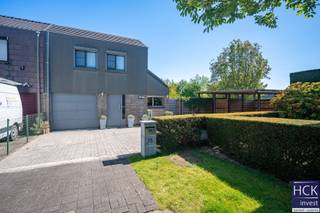 <strong>De ligging</strong><br />Deze <strong>instapklare én energiezuinige woning</strong> is gelegen op het einde van een doodlopende straat, in een aangename en kindvriendelijke woonbuurt. De woning is gelegen op wandelafstand van diverse handelszaken, sport- &amp; cultuurfaciliteiten alsmede het openbaar vervoer. Verscheidene kleuter en lagere scholen zijn vlakbij. Tevens zijn de omliggende centra Deinze/Oudenaarde/Waregem/Zulte allen vlot bereikbaar en is er een goede verbinding tot de E17 en N60. Kortom,<strong> rustig gelegen woning doch met goede bereikbaarheid</strong>.<br /><br /><strong>De woning</strong><br />De woning zelf werd opgericht in 1989 en doorheen de jaren <strong>steeds met enorm veel zorg en liefde onderhouden</strong> alsmede grondig vernieuwd. Zo werd doorheen de jaren het dak van de woning vernieuwd alsook het dak van de leefveranda werd in 2020 vernieuwd. In 2022 werd de volledige badkamer vernieuwd. Bijkomend werd aan energiezuinigheid gedacht door het<strong> isoleren van de muren en het dak</strong> alsook werden er <strong>zonnepanelen </strong>geïnstalleerd en werd de centrale verwarming voorzien van een <strong>energiezuinige condenserende ketel </strong>via aardgas in 2020 en een nieuwe boiler in 2024.<br /><br /><strong>De indeling</strong><br />Gelijkvloers: inkom - afzonderlijk toilet - woonkamer met aanpalend leefveranda met zicht op de tuin (bijkomend voorzien van een airco) - keuken voorzien van alle hedendaagse toestellen - berging met bijkeuken en aansluiting voor wasmachine - technische ruimte met legplanken - inpandige garage met geautomatiseerde poort;<br />Verdieping: nachthal - 3 slaapkamers waarvan de Master Bedroom bijkomend voorzien is van een dressing - badkamer voorzien van toilet, combi ligbad/douche en meubel (volledig vernieuwd in 2022) - handige zolder bergruimte;<br />Volledig omheinde <strong>zuid/zuidwest georiënteerde tuin</strong> met diverse terrassen, 2 tuinbergingen alsmede carport.<br /><br /><strong>Kenmerken</strong><br />- oppervlakte terrein: 851 m²<br />- bruikbare vloeroppervlakte: 176 m² (cf. EPC)<br />- CV via aardgas + condenserende ketel (vernieuwd in 2020)<br />- houten profielen en dubbel glas<br />- dak en muren geïsoleerd<br /><strong>- 5.390 Wp aan zonnepanelen</strong><br />- EPC: 142 kWh/m² jaar - B-label<br /><br /><strong>Troeven</strong><br /><strong>- Instapklare én energiezuinige woning!!</strong><br />- Kraaknet onderhouden!!<br /><strong>- Uitermate rustig gelegen op het einde van een doodlopende straat!!<br />- Verrassend ruime woning!!</strong><br />- Zuid/Zuidwest georiënteerde grote tuin!!<br /><strong>- Prachtige tuin!!</strong><br /><br />Voor meer informatie of een bezoek ter plaatse reageer via het contactformulier of stuur naar info@hckinvest.be