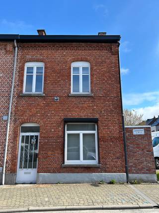 Rustig gelegen halfopen bebouwing in centrum Aalst. Dichtbij school/centrum/station/ E40/Azorg Zh.<br /><br />De woning bestaat op gelijkvloers uit inkomhal met berging onder de trap.<br />Leefruimte met moderne gaskachel, keuken en badkamer met douche, lavabo en toilet.<br />Op de eerste verdieping vind je 2 volwaardige slaapkamers. Waarvan 1 met verwarming.<br />Met een vaste trap bereik je de de geïsoleerde zolder met veel opbergruimte.<br />De woning beschikt over een groot terras met 2 bergingen.<br />Alsook een afgesloten staanplaats achter de woning voor grote wagen met mogelijkheid om nog 2 wagens voor de afgesloten staanplaats te zetten.<br />Dubbele beglazing en verwarming op gas aanwezig.<br /><br />Beschikbaar vanaf 1/05/2026 in onderling overleg.<br />Meer info en bezoekplanning via mail of telefonisch met eigenaars.<br />Katrien: 0499/207874<br />Jeroen: 0499/207854