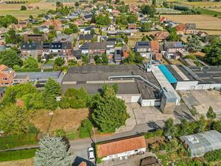 Op zoek naar een ruim en veelzijdig bedrijfsgebouw? Dit bedrijfsgebouw van ca. 1.850 m² op een perceel van ca. 3.250 m² is gelegen  gelegen nabij de E17 met vlotte verbinding richting Gent, Kortrijk en Rijsel.  <br /><br />Dit functioneel bedrijfsgebouw is uitermate geschikt voor productie, opslag of diverse andere activiteiten en beschikt over ca. 150 m² kantoorruimte, sociale ruimtes en een kitchenette.<br /><br />Specificaties:<br />- 4 sectionale poorten<br />- Polybeton / Betonvloer<br />- Lichtstraat<br />- Hoogspanningscabine 250 kVA<br />- Spuitcabine<br />- Databekabeling<br />- Verwarming op stookolie<br />- Metaalconstructie<br />- Ruime parking<br /><br />Bent u op zoek naar een bedrijfsgebouw te koop in de regio Deerlijk?  Aarzel dan zeker niet om ons te contacteren op het nummer 056 21 11 11.<br /><br />Dit pand kan onderhevig zijn aan de renovatieverplichting die door de Vlaamse overheid wordt opgelegd voor niet-residentiële gebouwen. Consulteer voor meer informatie de website van het Vlaams Energie- en Klimaatagentschap via https://www.vlaanderen.be/bouwen-wonen-en-energie/niet-residentiele-gebouwen/verplichtingen-voor-niet-residentiele-gebouwen<br /><br />Bestuursmaatregelen in het maatregelenregister: in aanvraag