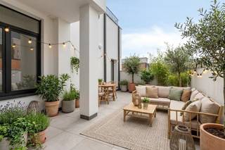 In het kloppende winkelhart van Aalst mogen wij u dit uitzonderlijke pareltje voorstellen: <strong>een compleet en hoogwaardig gerenoveerd luxe-appartement </strong>op <strong>de eerste verdieping </strong>van een kleinschalig, karaktervol gebouw met <strong>een unieke gevel,</strong> bestaande uit slechts een handelsgelijkvloers en één ander appartement. Dankzij deze kleinschalige opzet geniet u van <strong>minimale gemeenschappelijke lasten (geen lift aanwezig).</strong> Met een<strong> royale bewoonbare oppervlakte van maar liefst 171 m², torenhoge plafonds</strong> en grote raampartijen baadt de woonst in een zee van natuurlijk licht en ademt het geheel een sfeer van pure grandeur. Binnenin verwelkomt de riante leefruimte u met een indrukwekkend gevoel van openheid, naadloos aansluitend op de kwalitatief ingerichte keuken. De doordachte indeling omvat verder twee volwaardige slaapkamers, een stijlvolle badkamer, een afzonderlijk gastentoilet en een praktische berging. Als kers op de taart beschikt u aan de rustige achterzijde over <strong>een zalig terras van maar liefst 30 m² – een zeldzame oase van rust en privacy midden in de stad.</strong> Ook op energetisch en technisch vlak beantwoordt het pand aan de strengste hedendaagse normen, getuige het uitmuntende EPC-label A, energiezuinige vloerverwarming op aardgas, een ventilatiesysteem C+, asbestveiligheid en reeds klaarliggende wachtbuizen voor zonnepanelen en airconditioning. <strong>Asbestveilig en elektriciteit conform.</strong> Een handige gemeenschappelijke fietsenberging op het gelijkvloers maakt dit plaatje compleet; een unieke opportuniteit voor wie authentiek karakter wil combineren met hedendaags topcomfort op een absolute toplocatie!