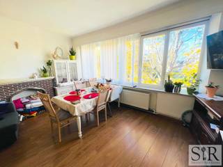 <span>Lichtrijk 1-slaapkamerappartement op toplocatie in Borgerhout. Ben je op zoek naar een zeer goed gelegen appartement in een rustige buurt, vlakbij winkels, het Boelaerpark en het station van Berchem? Dan is dit lichtrijke appartement misschien wel exact wat je zoekt. Dankzij de centrale ligging heb je horeca en winkels binnen handbereik. Ideaal voor een starter of investeerder.<br /><br />Indeling: Op de tweede verdieping van deze kleinschalige residentie kom je binnen in dit gezellige appartement. Via de inkomhal betreed je de ruime leefruimte met karaktervolle vloer en grote raampartijen die zorgen voor veel natuurlijk licht. De keuken (kitchenette) is functioneel ingericht met lavabo, vaatwas en veel kastruimte. De badkamer beschikt over een douche met zitbad, lavabomeubel en toilet. Achterliggend is de slaapkamer gelegen met aansluitend toegang tot het terras en een extra bergruimte/bureauruimte.<br />Ook beneden in de kelder is er bergruimte aanwezig.<br /><br />concreet: Verzorgd en instapklaar 1-slaapkamerappartement met terras.<br />Door de centrale ligging kan je optimaal genieten van alles wat Borgerhout te bieden heeft en bereik je makkelijk de autostrade. <br />EPC label D. <br />Het appartement is momenteel verhuurd.<br /><br />Aarzel niet en contacteer ons voor een bezoek via onze website www.immosir.be of bel ons op 015 65 50 05 of reageer op het zoekertje.</span>