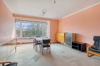 Gunstig gelegen appartement van ca 100m² op de 2 de verdieping met lift, 2 grote slaapkamers, ondergrondse autostaanplaats en...