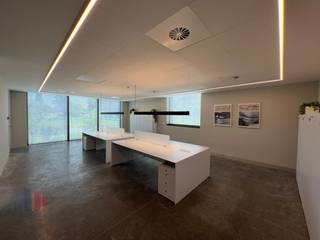 Ce bureau flambant neuf a une superficie totale de 320 m² et dispose d'une salle de réunion séparée de 80 m².<br />Conçu dans un souci de fonctionnalité et de confort, le bâtiment n'a pas encore été occupé. Grâce aux grandes fenêtres, vous bénéficierez d'une lumière naturelle abondante. <br /><br />Le bâtiment est situé dans un endroit stratégique, à seulement 2 minutes de l'autoroute N60, avec un excellent accès à l'E17. Le site offre de nombreuses possibilités de parking. À droite du bâtiment se trouve un terrain constructible en pleine propriété. Derrière le bâtiment se trouve une prairie de 7 109 m², qui fait également partie de la propriété. Ce bien combine des postes de travail de haute qualité avec un environnement calme et verdoyant et une excellente accessibilité.<br /><br />Contactez PANORAMA B2B GENT KANTOREN pour de plus amples informations, des plans ou une visite de chantier sans engagement au 0477 44 39 30.