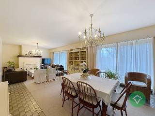 Deze eigendom bestaat momenteel uit 2 appartementen en 1 garage.Deze woning bestaat uit: inkomhal - living - 2 keukens - 2 bergingen - 2 toiletten -...