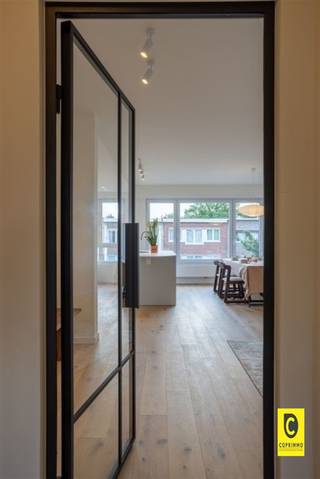 <p><span>Charmant en volledig gerenoveerd 2 slaapkamer appartement op toplocatie!</span></p><p><span>Welkom in dit instapklare appartement, gelegen in een rustige, groene woonwijk met een vlotte verbinding naar de belangrijkste invalswegen. Winkels, supermarkten en alle nodige voorzieningen bevinden zich op wandelafstand, comfort gegarandeerd!</span></p><p><span> </span></p><p><span>Het appartement heeft de volgende indeling:</span></p><p><span> </span></p><p><span>Inkomhal, leefruimte en keuken:</span></p><p><span>Bij binnenkomst word je verwelkomd in een stijlvolle, licht rijke leefruimte met warme parketvloer, die doorloopt doorheen het ganse appartement.</span></p><p><span>De grote raampartijen zorgen voor een overvloed aan natuurlijk licht en een open, luchtig gevoel. </span></p><p><span>De moderne open keuken sluit naadloos aan bij de leefruimte en is een echte eyecatcher, voorzien van alle comfort: een vaatwasser, koelkast, diepvries en veel opbergruimte. </span></p><p><span>Het centrale kookeiland is niet alleen praktisch, maar maakt koken en gezellig samenzijn extra aangenaam. </span></p><p><span> </span></p><p><span>Badkamer &amp; slaapkamers:</span></p><p><span>Het appartement beschikt over twee slaapkamers. </span></p><p><span>De masterbedroom aan de rustige achterzijde biedt ultieme rust en is uitgerust met ingebouwde kasten. Vanuit deze kamer heb je directe toegang tot de moderne badkamer met inloopdouche.<br />De tweede slaapkamer is multifunctioneel inzetbaar en beschikt over een aansluiting voor een wasmachine alsook voor een droogkast.</span></p><p><span>Via deze kamer bereik je ook het gezellige balkon perfect voor een koffie in de ochtendzon of een moment van ontspanning na het werk.</span></p><p><span> </span></p><p><span>Het appartement is volledig voorzien van verlichting.</span></p><p><span> </span></p><p><span>Huurprijs:</span><span>€1.100,00 / maand</span></p><p><span>Maandelijkse lasten: </span><span>€95,00 / maand (verwarming en water + algemene delen)</span></p><p><span>Beschikbaarheid: </span><span>01/07/2025</span></p><p><span> </span></p><p><span>Extra troeven</span></p><p><span>- Kelder aanwezig</span></p><p><span>- Volledig vernieuwd en instapklaar</span></p><p><span>- Verlichting overal voorzien</span></p><p><span>- Gunstig EPC</span></p><p><span>- Centrale ligging in een aangename buurt</span></p>