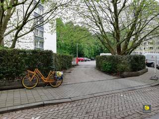 <p><span>Bovengrondse staanplaats op centrale locatie!</span></p><p><span> </span></p><p><span>De toegangsbareel naar dit garagecomplex is geautomatiseerd.</span></p><p><span>Deze bovengrondse autostaanplaats met nummer 53 ligt vlak naast de Grote Steenweg te Berchem.</span></p><p><span>Een centrale, praktische en veilige locatie om de wagen te stallen.</span></p><p><span> </span></p><p><span>Huurprijs en beschikbaarheid:</span></p><p><span>€60/maand</span></p><p><span>Beschikbaar: 01/03/2026</span></p><p><span> </span></p><p><span>Bij interesse, stuur een mail naar verhuur@coprimmo.be</span></p><p><span> </span></p>