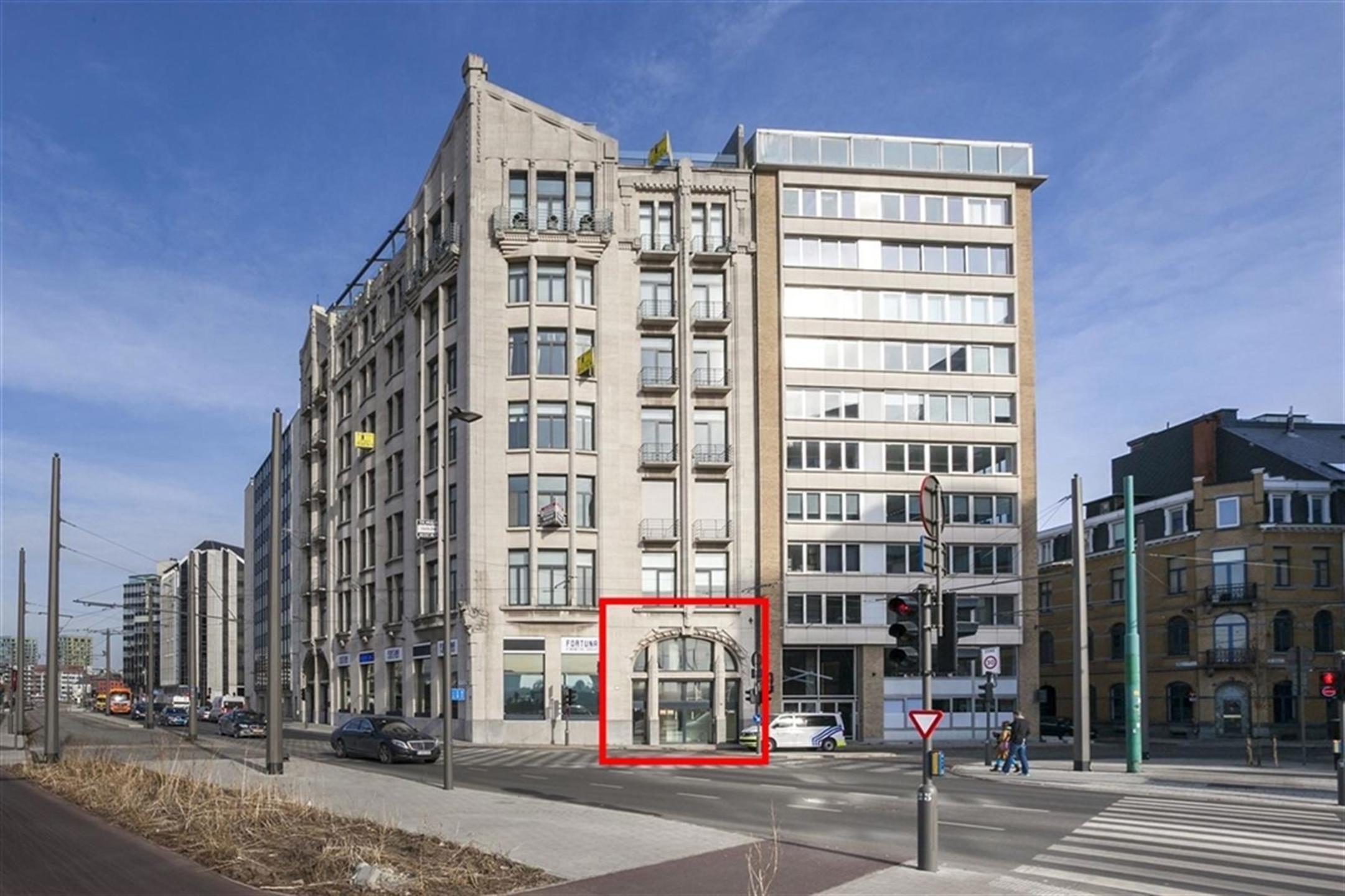 Kantoorgebouw met mogelijkheid tot woongelegenheid - foto 3