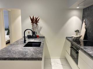 Volledig gerenoveerd appartement, gelegen in het centrum van Knokke, tussen de Kustlaan en Dumortierlaan.Indeling: inkomhal met gastentoilet...