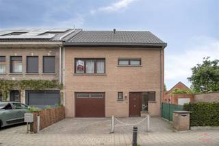 <p>Deze degelijk gebouwde woning uit 1999 is rustig maar centraal gelegen en biedt veel ruimte en potentieel. <br /> </p><p>De woning beschikt over 3 ruime slaapkamers, een praktische indeling, een inpandige garage en een gezellige tuin.<br /> </p><p>Dankzij het geïsoleerde dak en de mogelijkheid om extra kamers onder het dak te creëren, vormt deze op te frissen woning een ideale gezinswoning met tal van mogelijkheden.</p><p><strong>Indeling:</strong><br />- Gelijkvloers: Inkom, gastentoilet, woonkamer, keuken, berging, inpandige garage<br />- 1ste verdieping: nachthal, 3 slaapkamers, berging, badkamer<br />- Zolder: mogelijkheid tot extra kamers</p><p><strong>Troeven:</strong><br />•    Centrale maar rustige ligging<br />•    Degelijke constructie uit 1999<br />•    3 ruime slaapkamers <br />•    Inpandige garage<br />•    Geïsoleerd dak<br />•    Mogelijkheid tot extra kamers onder het dak</p><p><strong>Praktische info:</strong><br />•    EPC label E | 458 kWh/m² jaar<br />•    Stedenbouwkundige inlichtingen: Vg | Wg - Ag | Gmo | Gvkr | Gvv<br />•    De bovenvermelde bewoonbare oppervlakte betreft de bruto oppervlakte zoals vermeld in het EPC-attest.</p><p>Extra info of een bezoek? Bel <strong>Simon op 0499 99 49 17</strong> of <strong>simon@heritagevastgoed.be</strong><br /><br /><span></span></p>