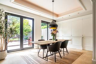Bent u op zoek naar een ruime, luxueus gerenoveerde woning met tal van mogelijkheden? Deze karaktervolle halfopen bebouwing in Wommelgem...