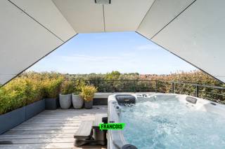 Ontdek deze unieke penthouse in Blankenberge, gelegen in een recente en stijlvolle residentie. Dit uitzonderlijke appartement werd van begin tot einde afgewerkt met uiterst hoogwaardige materialen en met veel oog voor detail. Een absolute troef zijn de drie terrassen, wat zelden voorkomt aan de kust. Hierdoor kan u de hele dag door in alle privacy van de zon genieten.<br /><br />Bij het binnenkomen wordt u verwelkomd in een bijzonder lichtrijke leefruimte met aanpalende open keuken. De grote raampartijen zorgen voor een overvloed aan natuurlijk licht en een mooie verbinding met de terrassen. De keuken is volledig uitgerust met alle nodige toestellen en onderscheidt zich door haar kwalitatieve werkblad en geïntegreerde wijnkoelkast, ideaal voor wie houdt van comfort en verfijning.<br /><br />Doorheen quasi het volledige appartement werd gekozen voor stijlvolle parketvloeren die zorgen voor een warme en tijdloze uitstraling. Op deze verdieping bevindt zich eveneens een gastentoilet. Daarnaast zijn er twee terrassen, één aan de voorzijde en één aan de achterzijde, zodat u op elk moment van de dag een zonnig plekje vindt.<br /><br />Via de trap bereiken we de bovenverdieping. Hier bevinden zich twee volwaardige slaapkamers, elk voorzien van een eigen ensuite badkamer. De master bedroom beschikt over een luxueuze badkamer met ligbad en dubbele lavabo. De tweede slaapkamer is uitgerust met een prachtige regendouche.<br /><br />Vanuit deze kamer heeft u toegang tot het derde terras, waar een jacuzzi werd geïnstalleerd. Hiervoor werden speciaal de nodige constructieve aanpassingen aan het gebouw uitgevoerd, wat opnieuw de kwaliteit en exclusiviteit van deze penthouse onderstreept.<br /><br />Deze eigendom biedt een zeldzame combinatie van luxe, ruimte, zon en privacy op een topligging aan de Belgische kust.<br /><br />