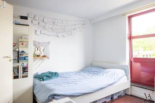 ENKEL VOOR STUDENTEN!<br /><br />In het centrum van Leuven, op wandelafstand van verschillende faculteiten, Campus Gasthuisberg, winkels, openbaar vervoer en tal van ontspanningsmogelijkheden, bevindt zich deze verzorgde studentenstudio op de derde verdieping van residentie Erasmushof. Een ideale uitvalsbasis voor studenten die comfortabel en centraal willen wonen in Leuven.<br /><br />De studio is praktisch ingericht en wordt gemeubeld verhuurd. Ze beschikt over een eigen badkamer met lavabo, douche en toilet, evenals een eigen keukentje. Dankzij de aanwezige meubels is de studio volledig instapklaar. Het gebouw beschikt bovendien over een lift.<br /><br />Bewoners kunnen gebruikmaken van de gemeenschappelijke fietsenstalling en koer. Residentie Erasmushof is een verzorgde en rustige studentenresidentie op een bijzonder centrale locatie.<br /><br />De studio is beschikbaar vanaf 1 september en wordt verhuurd aan € 595 per maand. In deze huurprijs zijn de gemeenschappelijke kosten en internet inbegrepen. Daarnaast wordt een maandelijkse provisie van € 25 voor water aangerekend. Het individuele elektriciteitsverbruik is ten laste van de huurder.<br /><br />Nog op zoek naar een gezellige studentenstudio voor academiejaar 2026-2027 op een toplocatie in Leuven? Contacteer ons gerust voor meer informatie of een bezoek ter plaatse.